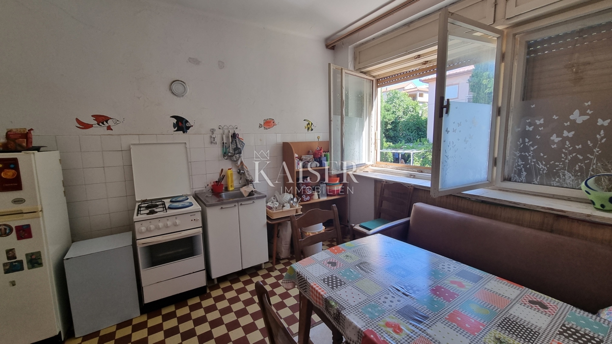 Novi Vinodolski - Appartamento con 2 camere da letto + soggiorno con parcheggio in posizione privilegiata