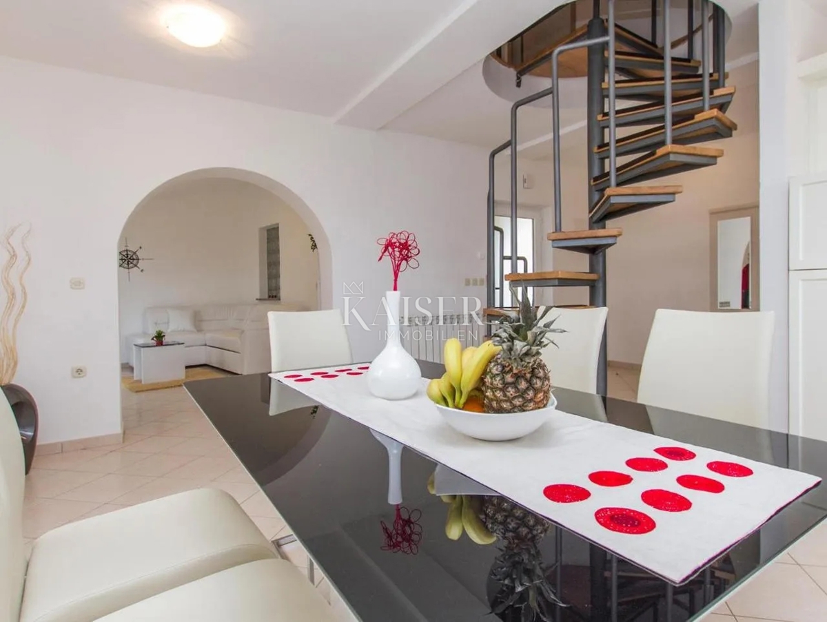 Istria, Rabac - casa con due appartamenti e vista mare, 199 m2