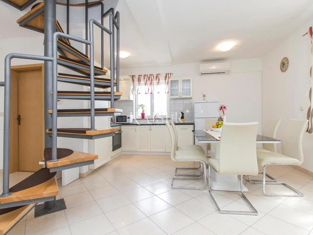 Istria, Rabac - casa con due appartamenti e vista mare, 199 m2