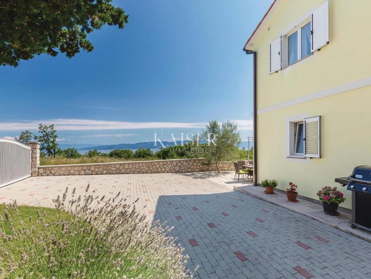 Istria, Rabac - casa con due appartamenti e vista mare, 199 m2