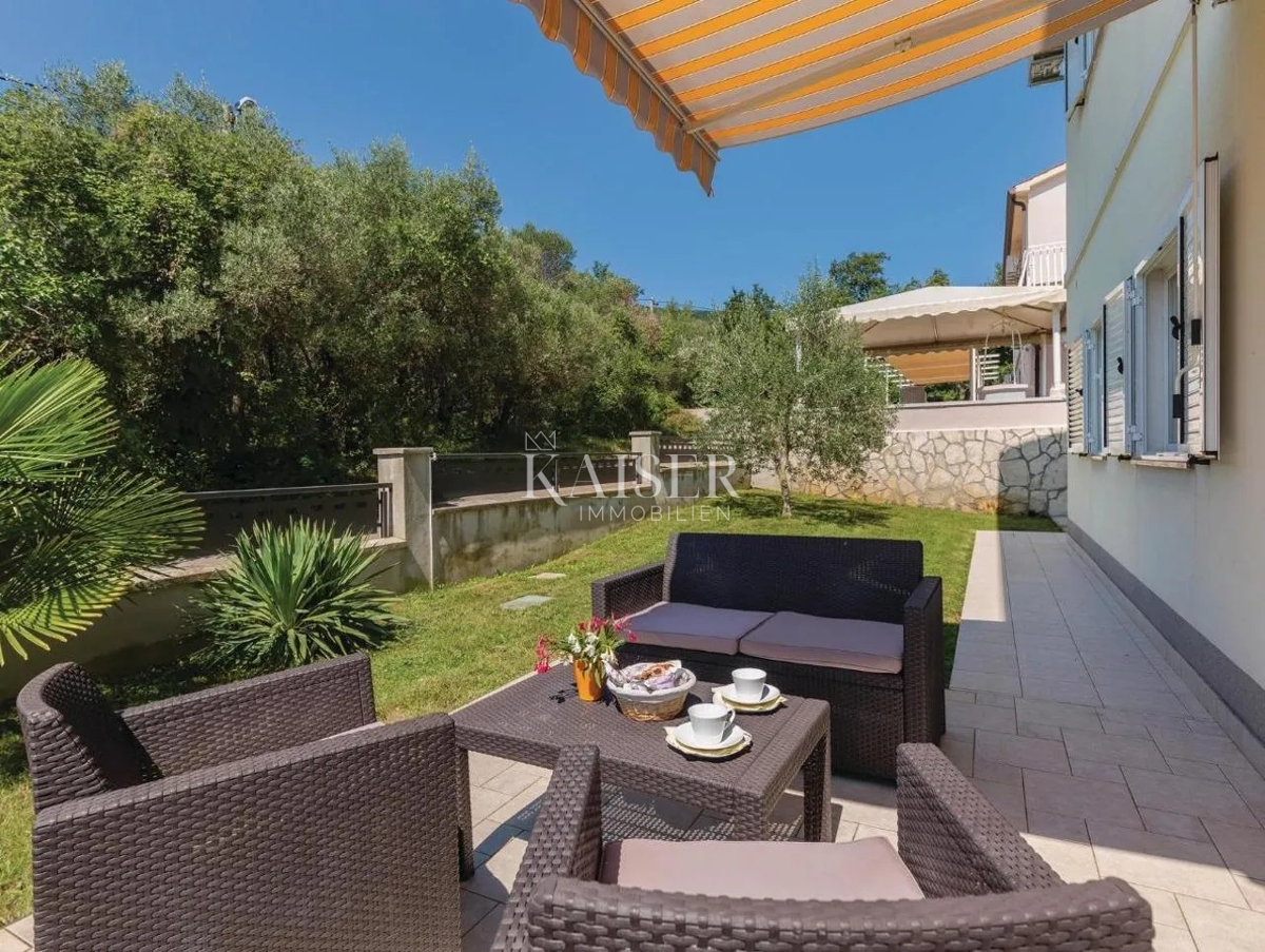 Istria, Rabac - casa con due appartamenti e vista mare, 199 m2