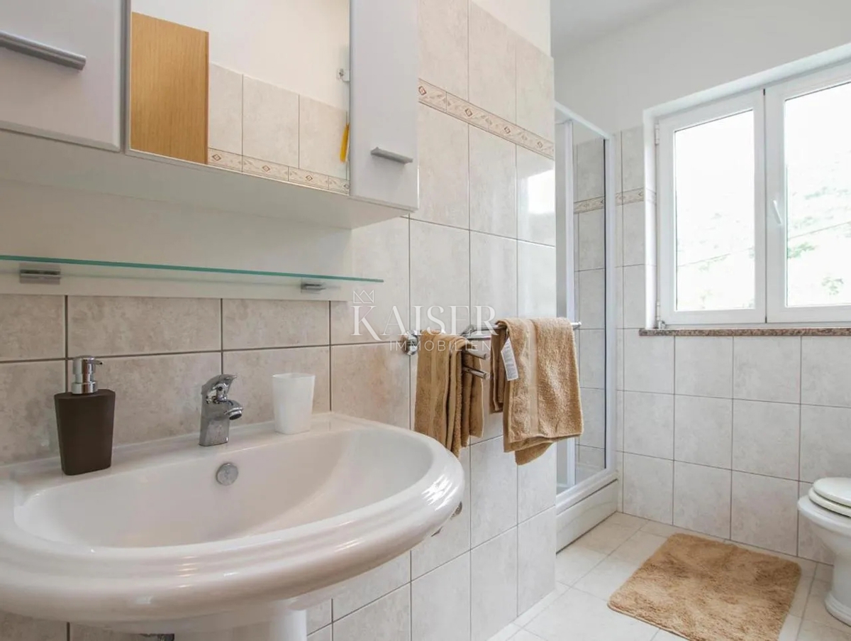 Istria, Rabac - casa con due appartamenti e vista mare, 199 m2