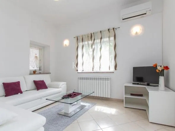 Istria, Rabac - casa con due appartamenti e vista mare, 199 m2