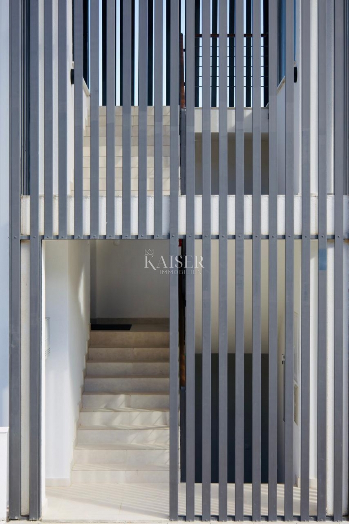 Trogir, Marina - Appartamento con 3 camere da letto 107m2 con ampio giardino, a 100 m dalla spiaggia