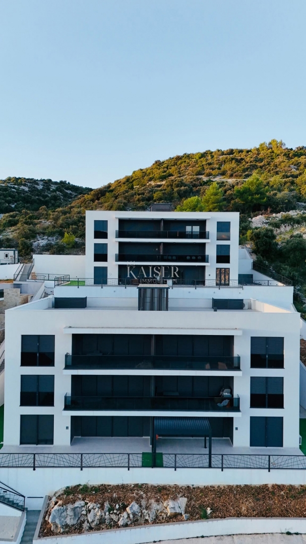Trogir, Marina - Appartamento con 3 camere da letto 107m2 con ampio giardino, a 100 m dalla spiaggia