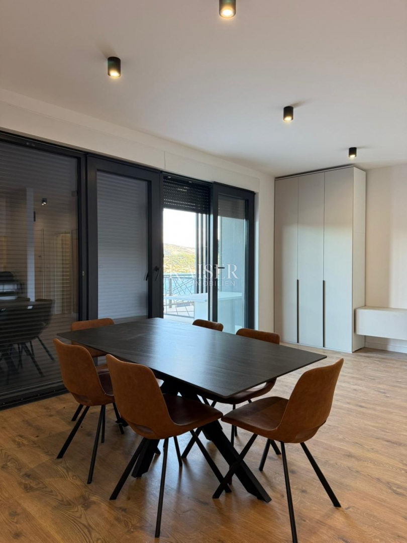 Trogir, Marina - Appartamento con 3 camere da letto 107m2 con ampio giardino, a 100 m dalla spiaggia