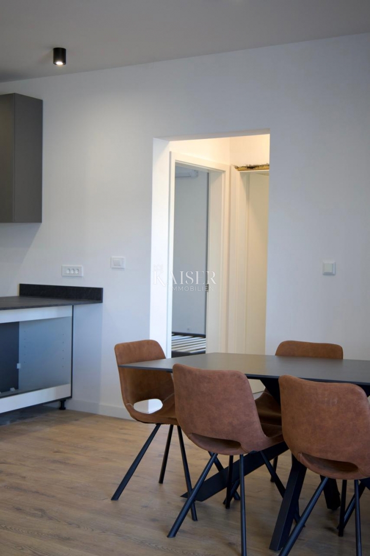 Trogir, Marina - Appartamento con 3 camere da letto 107m2 con ampio giardino, a 100 m dalla spiaggia