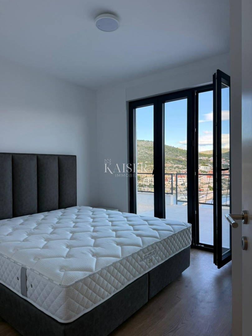 Trogir, Marina - Appartamento con 3 camere da letto 107m2 con ampio giardino, a 100 m dalla spiaggia
