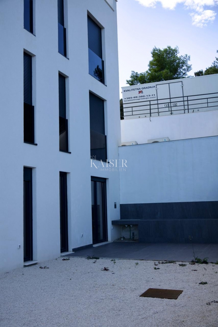 Trogir, Marina - Appartamento con 3 camere da letto 107m2 con ampio giardino, a 100 m dalla spiaggia