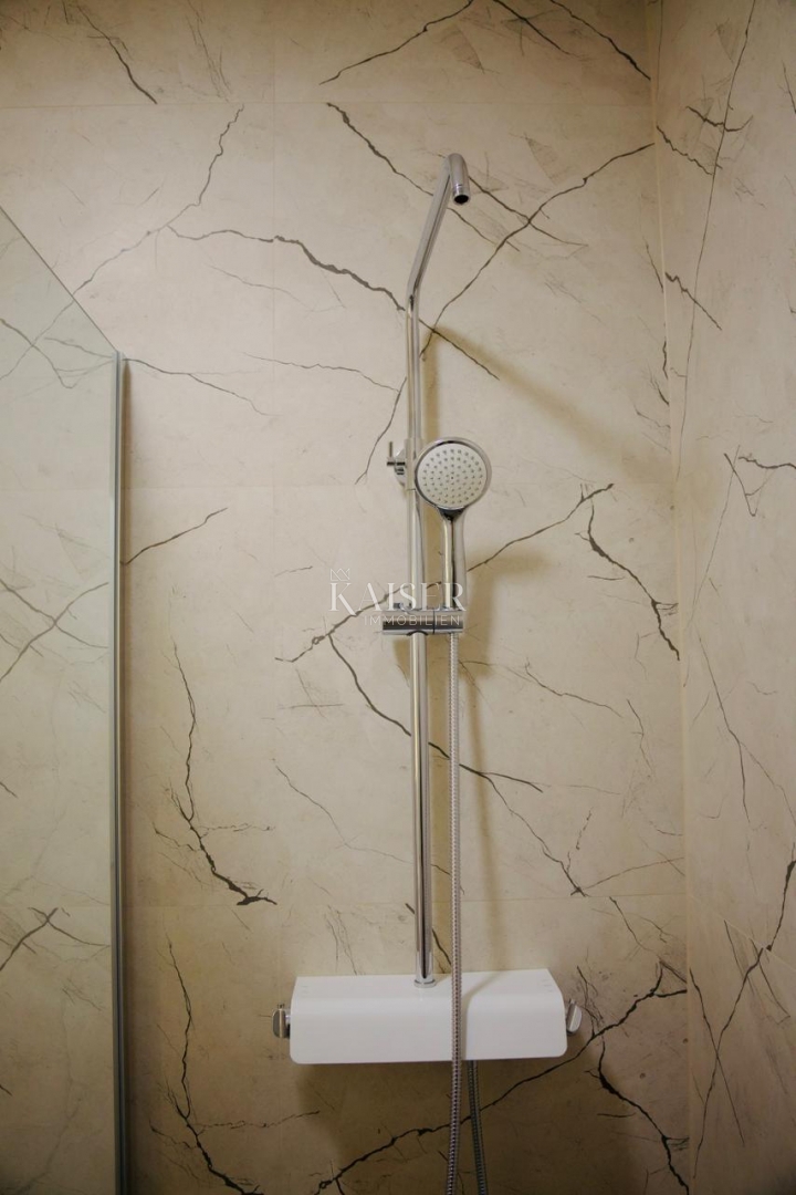 Trogir, Marina - Appartamento con 3 camere da letto 107m2 con ampio giardino, a 100 m dalla spiaggia