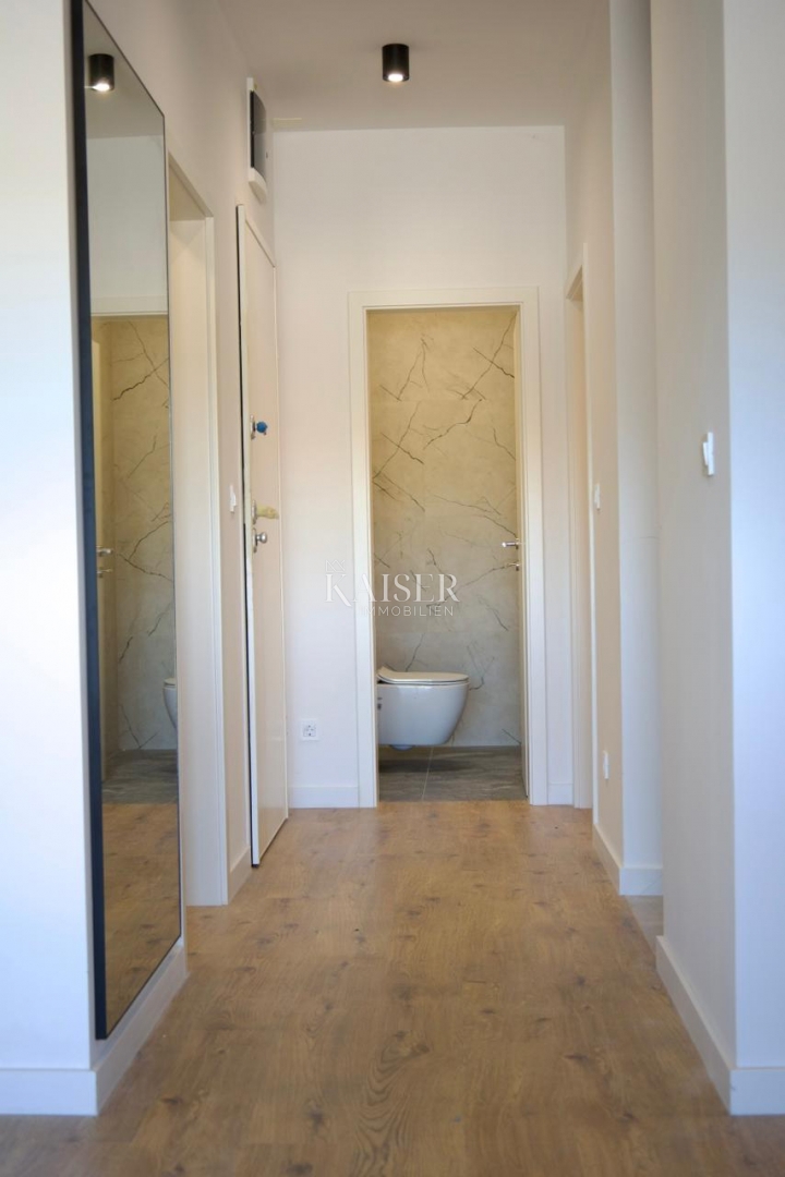 Trogir, Marina - Appartamento con 3 camere da letto 107m2 con ampio giardino, a 100 m dalla spiaggia