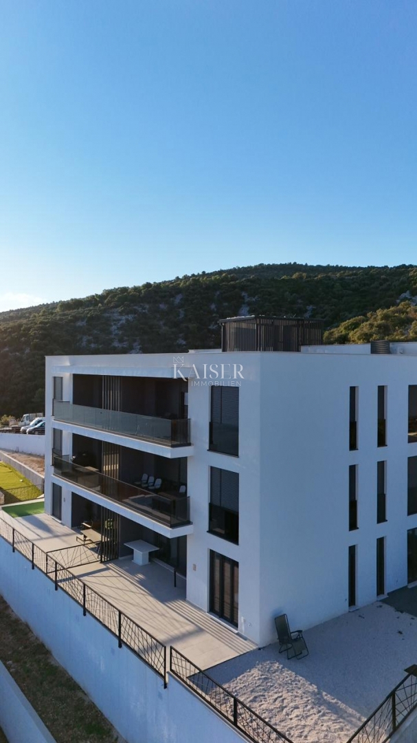 Trogir, Marina - Appartamento con 3 camere da letto 107m2 con ampio giardino, a 100 m dalla spiaggia
