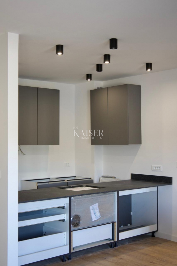 Trogir, Marina - Appartamento con 3 camere da letto 107m2 con ampio giardino, a 100 m dalla spiaggia