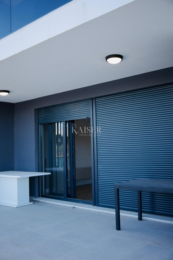 Trogir, Marina - Appartamento con 3 camere da letto 107m2 con ampio giardino, a 100 m dalla spiaggia