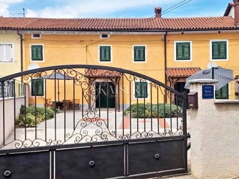 Istria, Marčana - casa a schiera ristrutturata con cortile