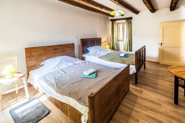 Istria, Marčana - casa a schiera ristrutturata con cortile