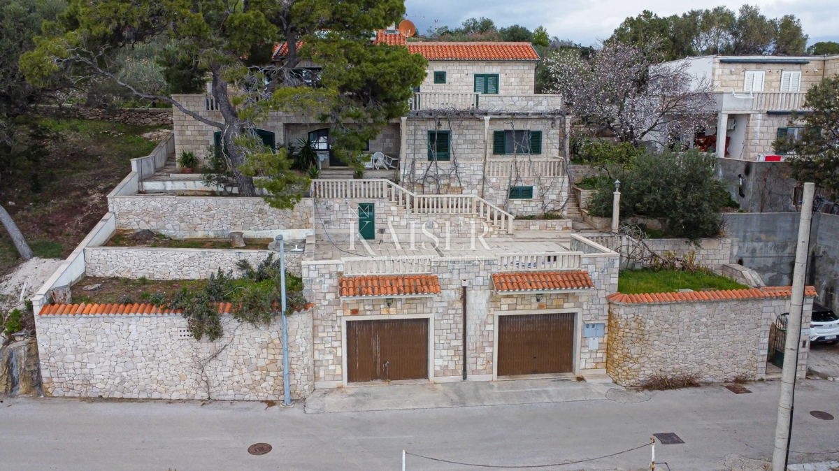 SUMARTIN, Brač - Villa di lusso in pietra di Brač con uliveto e posto barca