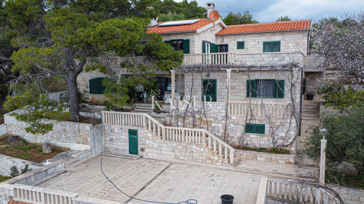 SUMARTIN, Brač - Villa di lusso in pietra di Brač con uliveto e posto barca