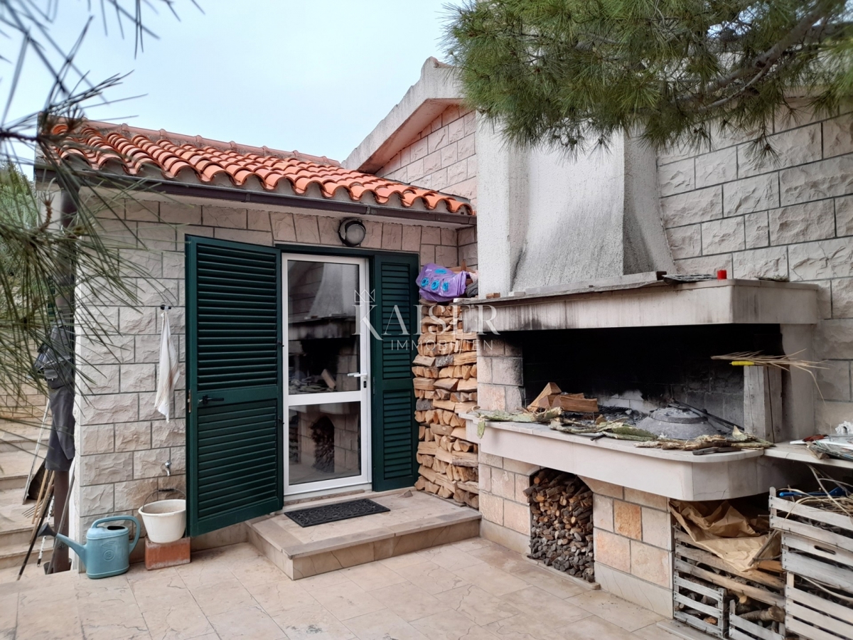SUMARTIN, Brač - Villa di lusso in pietra di Brač con uliveto e posto barca