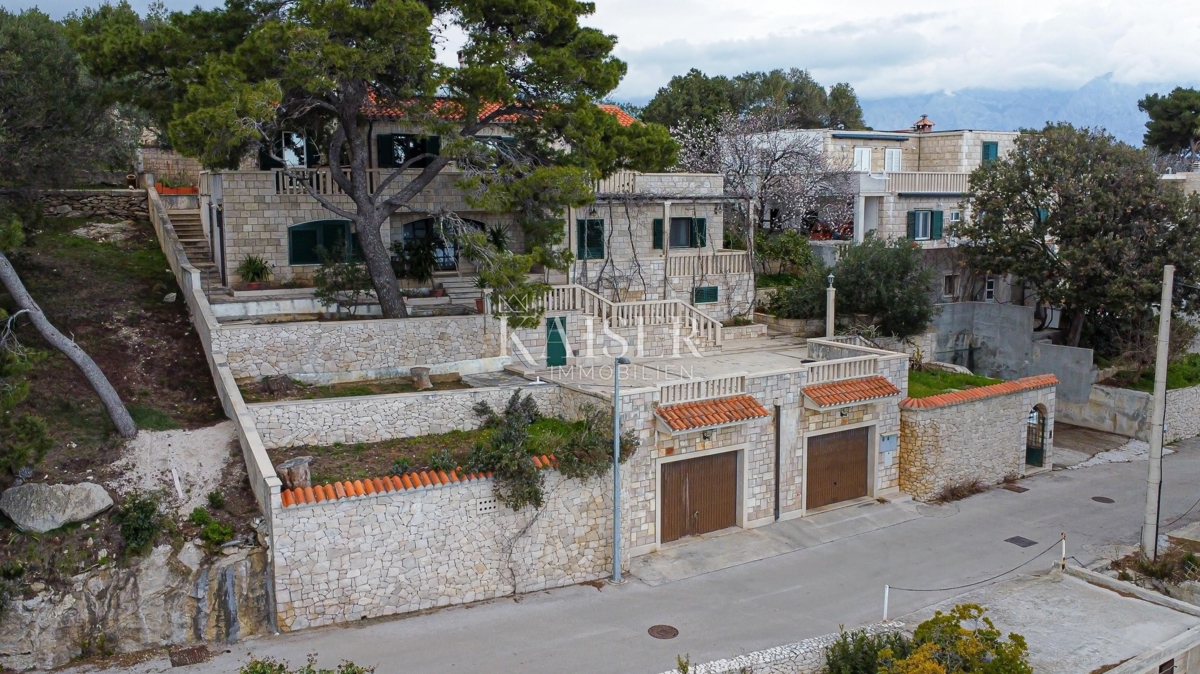 SUMARTIN, Brač - Villa di lusso in pietra di Brač con uliveto e posto barca
