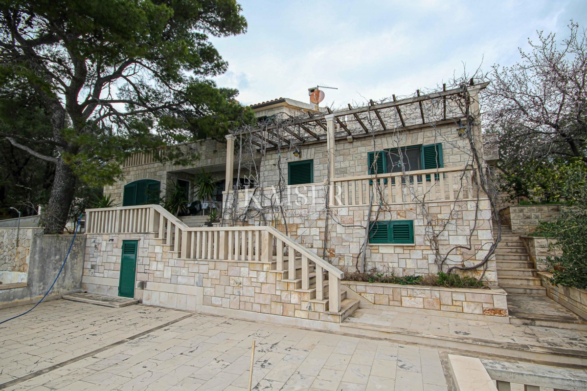 SUMARTIN, Brač - Villa di lusso in pietra di Brač con uliveto e posto barca