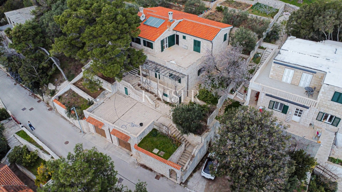 SUMARTIN, Brač - Villa di lusso in pietra di Brač con uliveto e posto barca