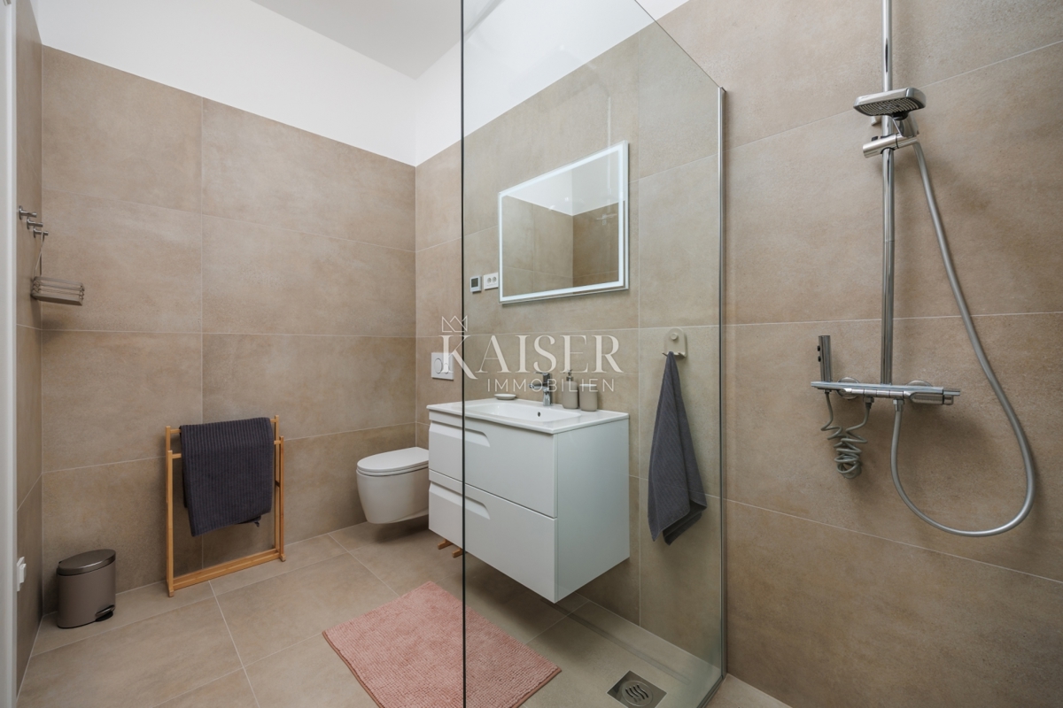 Istria, Labin - nuovo edificio con piscina 218 m2