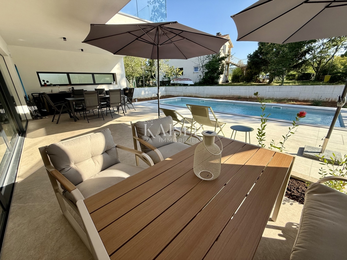 Istria, Labin - nuovo edificio con piscina 218 m2