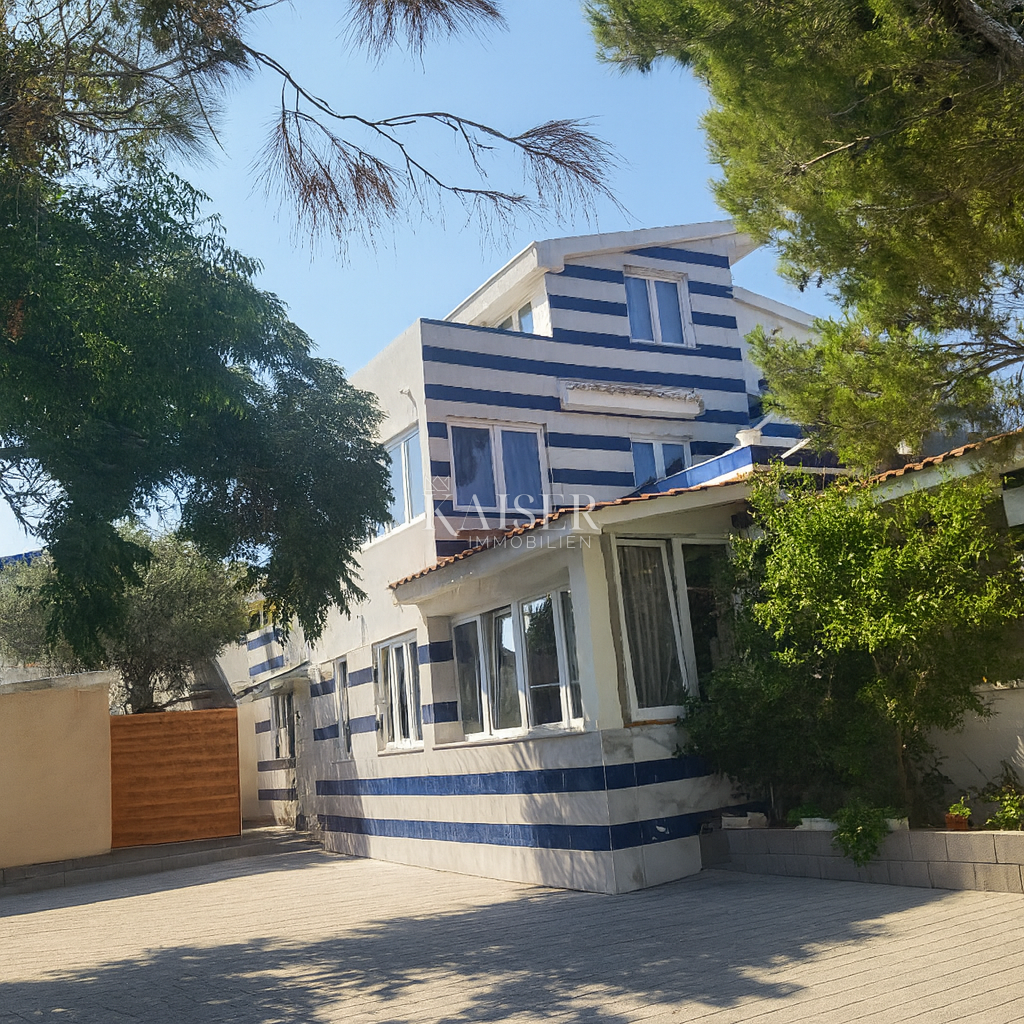 Vir – casa con 6 appartamenti e garage, a 200 m dal mare