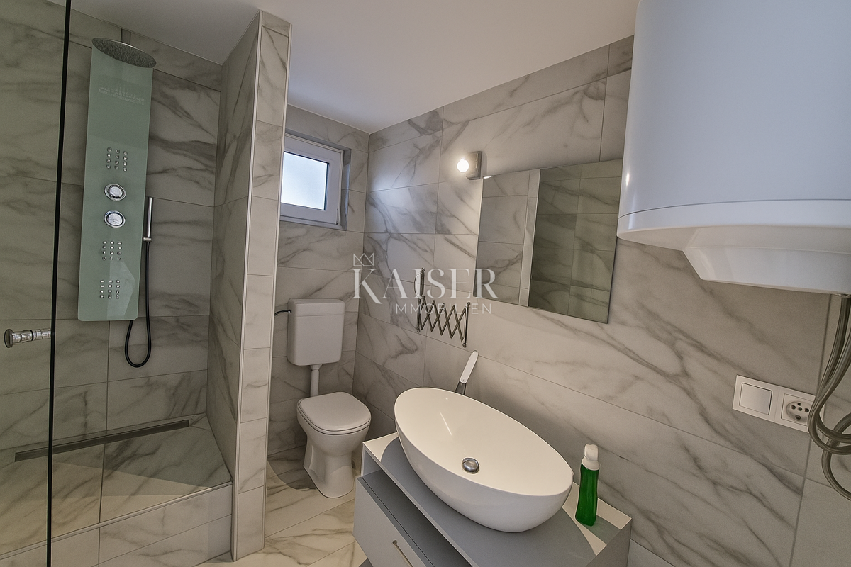 Vir – casa con 6 appartamenti e garage, a 200 m dal mare