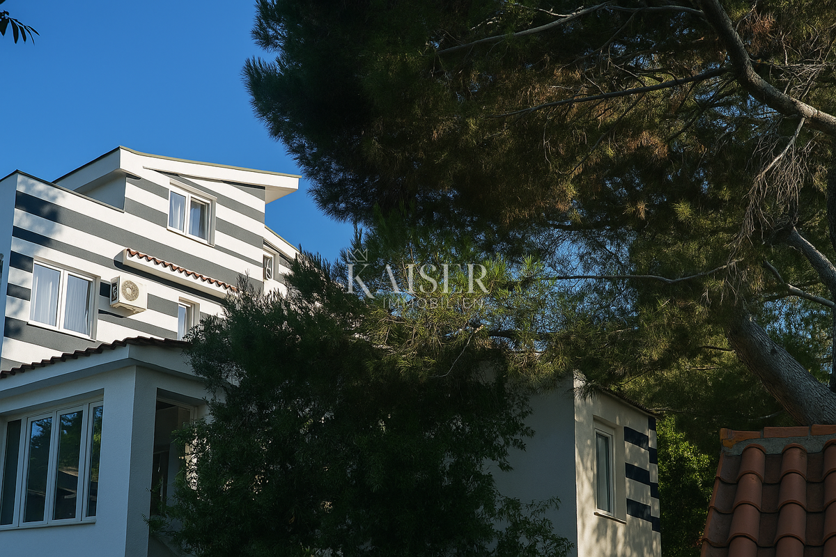 Vir – casa con 6 appartamenti e garage, a 200 m dal mare