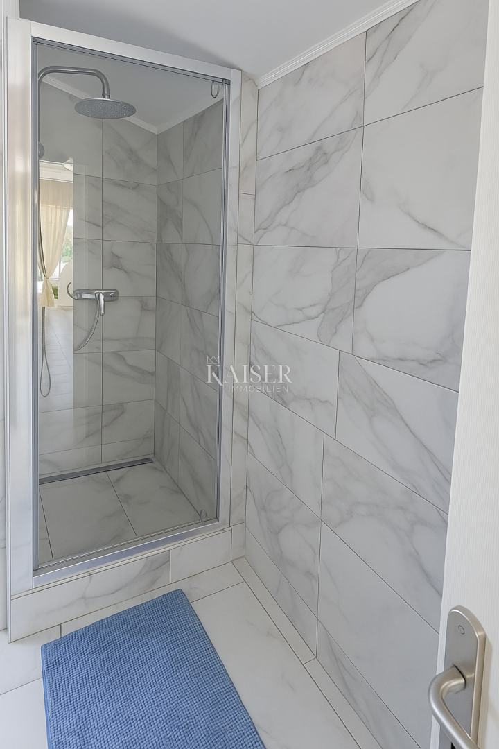 Vir – casa con 6 appartamenti e garage, a 200 m dal mare