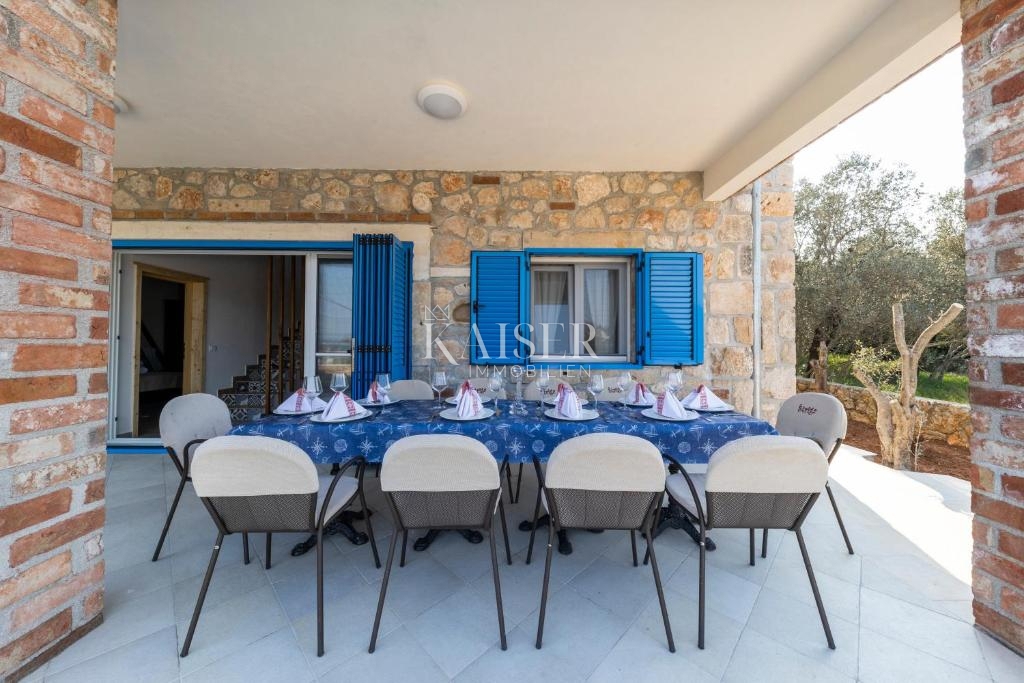 Autentica villa in pietra con piscina, a soli 30 metri dal mare, isola di Pašman - Ždrelac