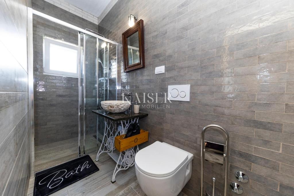 Autentica villa in pietra con piscina, a soli 30 metri dal mare, isola di Pašman - Ždrelac