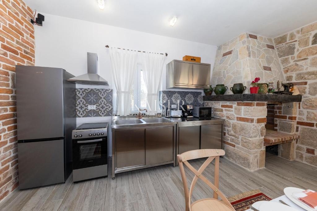 Autentica villa in pietra con piscina, a soli 30 metri dal mare, isola di Pašman - Ždrelac