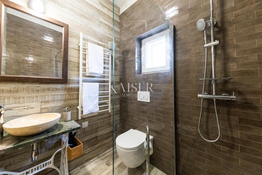 Autentica villa in pietra con piscina, a soli 30 metri dal mare, isola di Pašman - Ždrelac