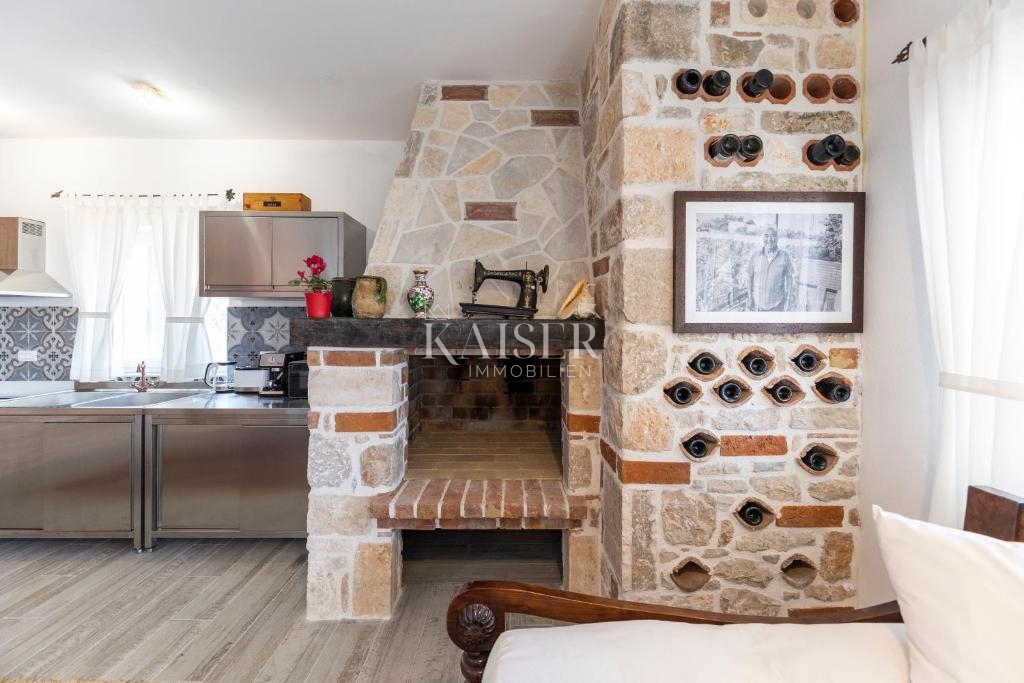 Autentica villa in pietra con piscina, a soli 30 metri dal mare, isola di Pašman - Ždrelac