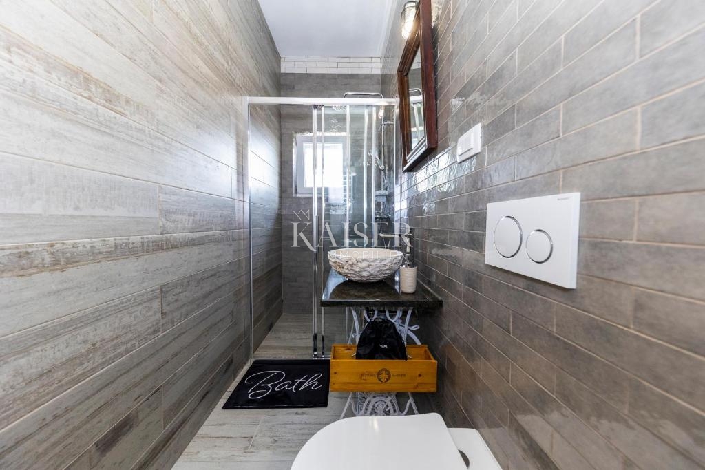 Autentica villa in pietra con piscina, a soli 30 metri dal mare, isola di Pašman - Ždrelac