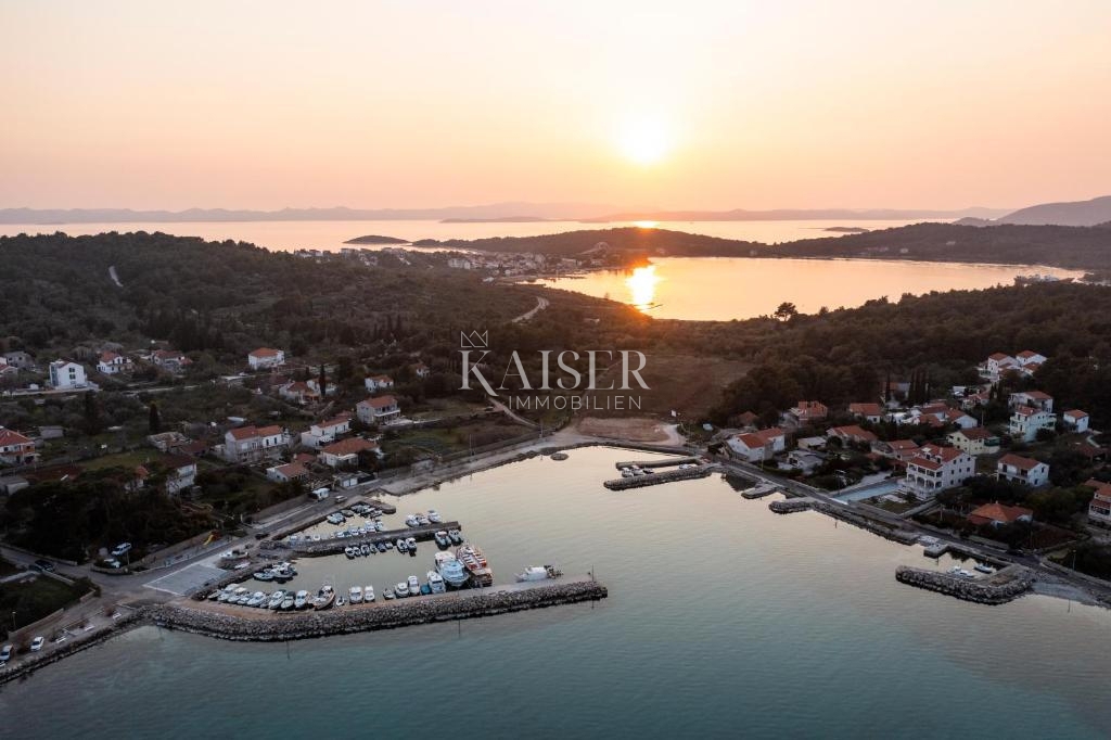 Autentica villa in pietra con piscina, a soli 30 metri dal mare, isola di Pašman - Ždrelac
