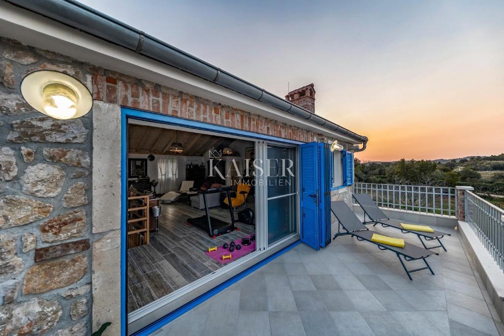 Autentica villa in pietra con piscina, a soli 30 metri dal mare, isola di Pašman - Ždrelac