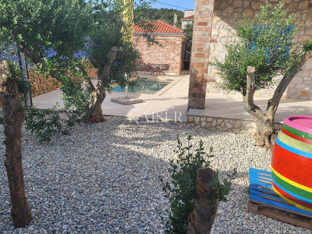Autentica villa in pietra con piscina, a soli 30 metri dal mare, isola di Pašman - Ždrelac