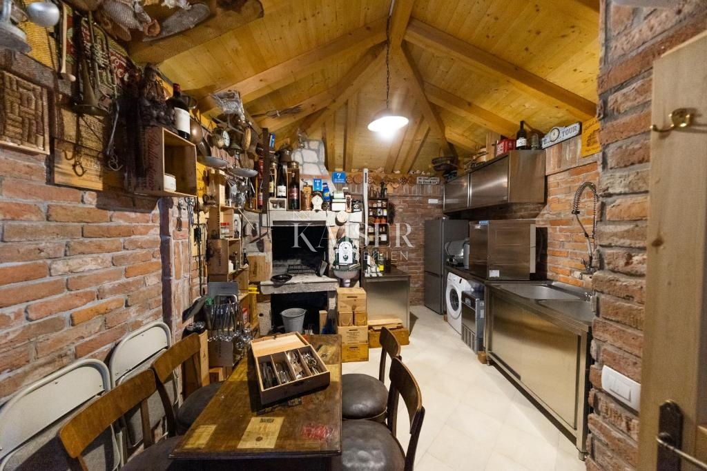 Autentica villa in pietra con piscina, a soli 30 metri dal mare, isola di Pašman - Ždrelac