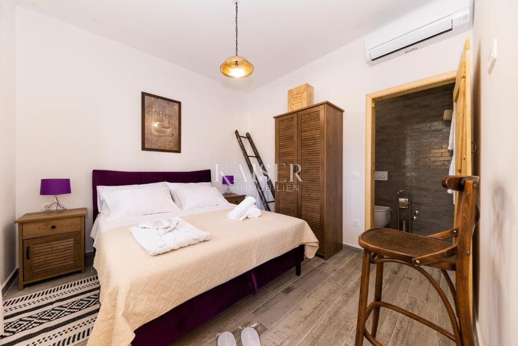 Autentica villa in pietra con piscina, a soli 30 metri dal mare, isola di Pašman - Ždrelac