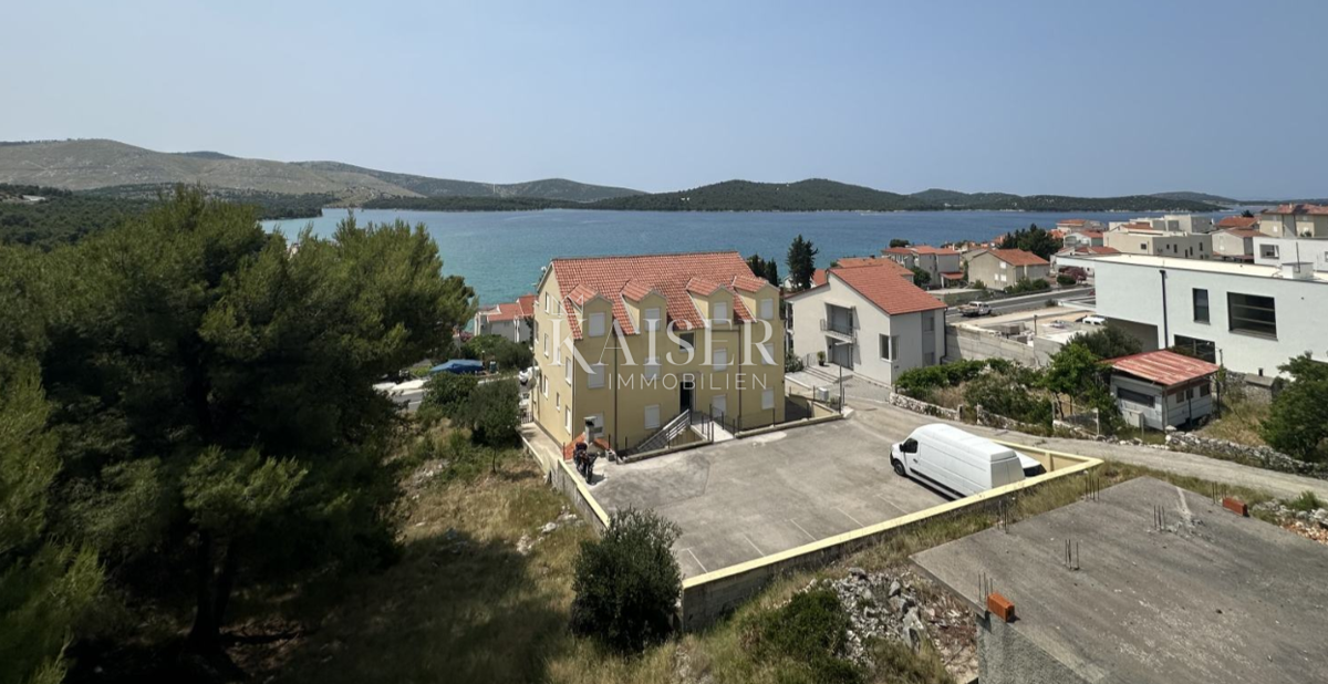 Šibenik, Žaborić – Casa di 235 m² con tre appartamenti e vista mare