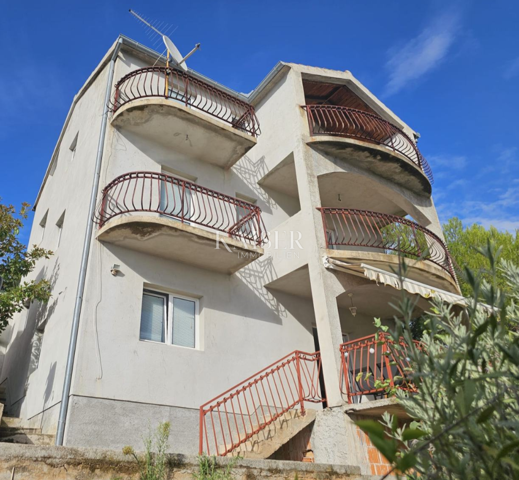 Šibenik, Žaborić – Casa di 235 m² con tre appartamenti e vista mare