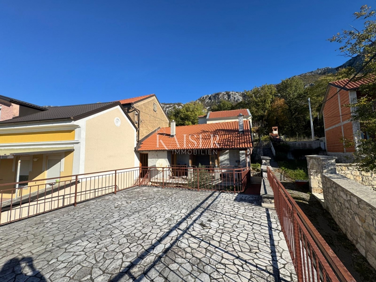 Casa da ristrutturare con potenziale nel tranquillo entroterra di Crikvenica