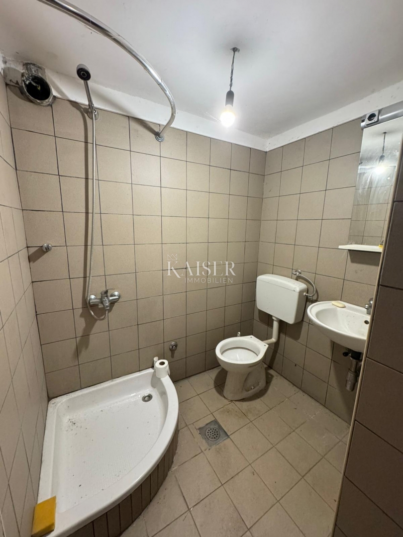 Casa da ristrutturare con potenziale nel tranquillo entroterra di Crikvenica