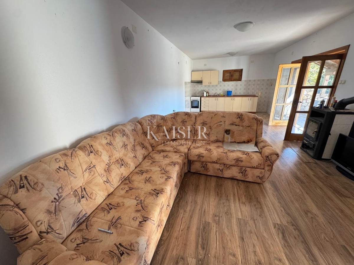 Casa da ristrutturare con potenziale nel tranquillo entroterra di Crikvenica