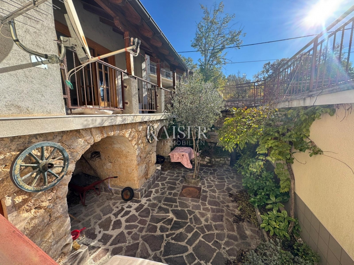 Casa da ristrutturare con potenziale nel tranquillo entroterra di Crikvenica