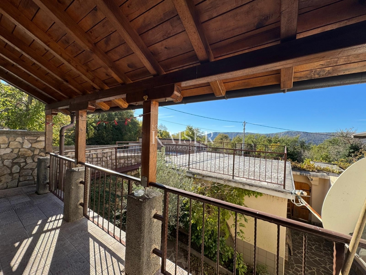 Casa da ristrutturare con potenziale nel tranquillo entroterra di Crikvenica